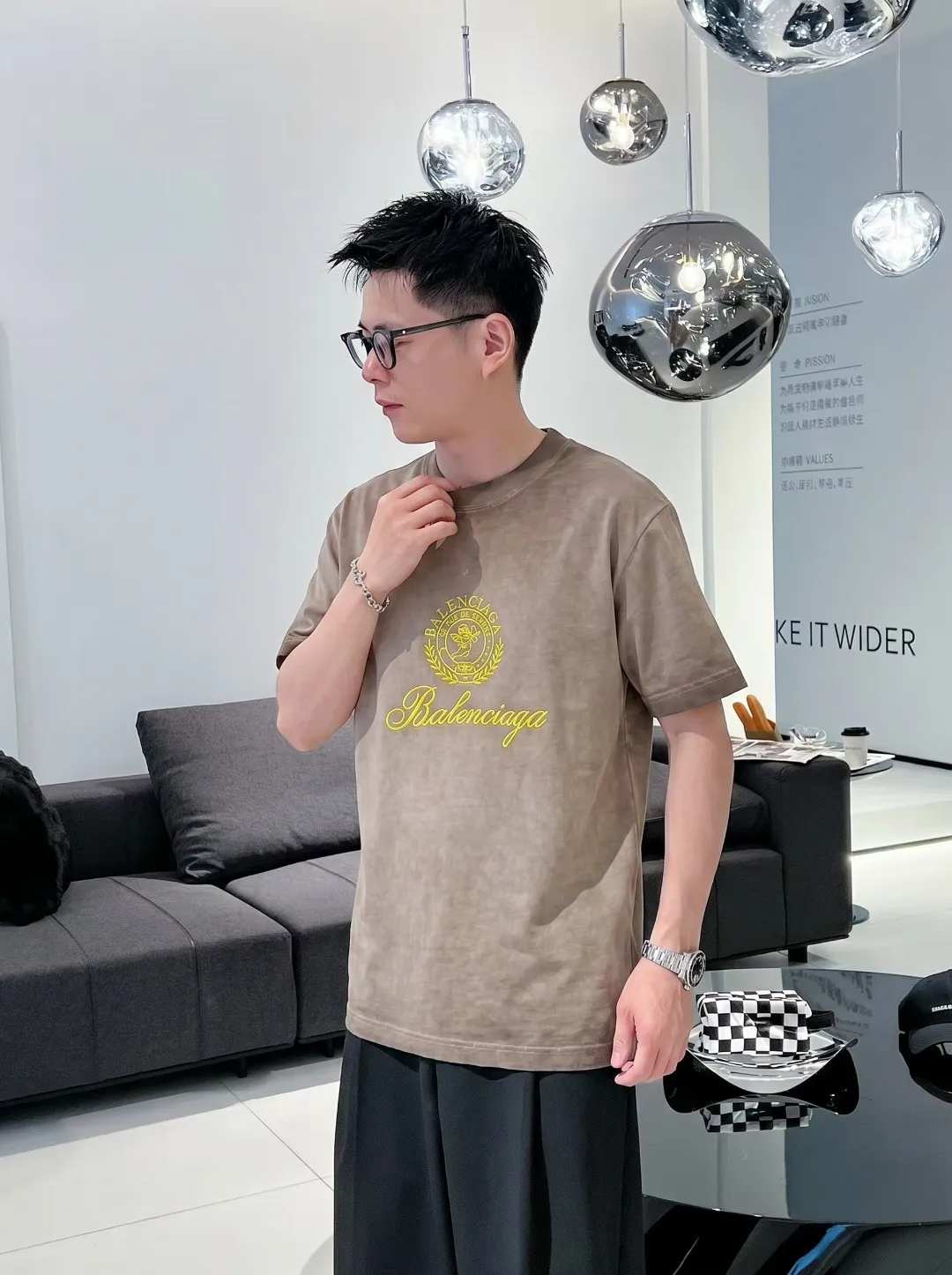 P90✨🔥 [balenciaga] 2026FW Paris embroidered letter short-sleeved T-shirt Premium 26s double yarn 300g fabric, washed with sprayed horsetail, distressed and frayed Color: washed brown, washed Purple, washed Gray Size: S M L XL 2XL